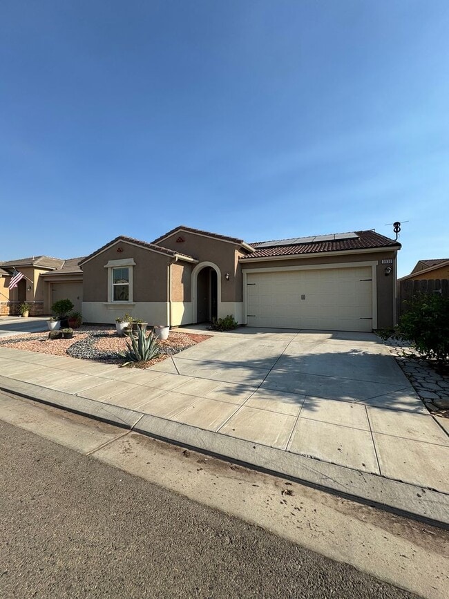 Building Photo - Move-in Ready Clovis Gem!