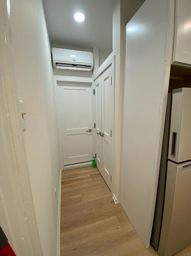 Building Photo - Beautiful studio unit located in a great area in fairmount- AVAILABLE NOW