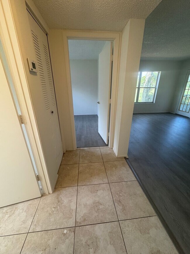 Foto del edificio - 2BR/2BA Downstairs Condo in Country Club V...