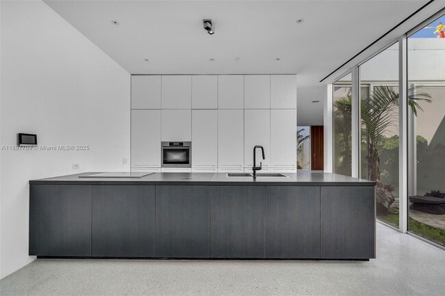 Building Photo - 1665 Alton Rd