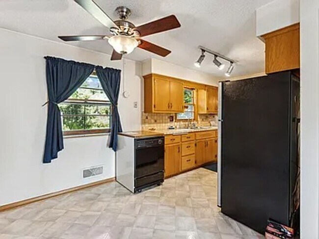 Building Photo - Welcome to this charming 3 bedroom, 3 bath...