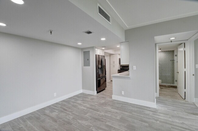 Building Photo - 6797 Willow Wood Dr