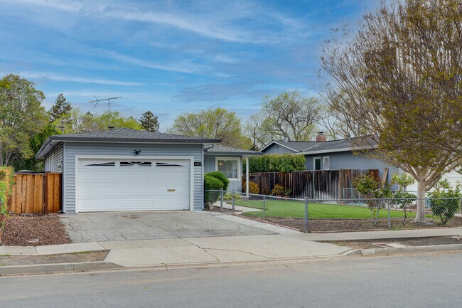 Building Photo - 405 S Fernwood Cir