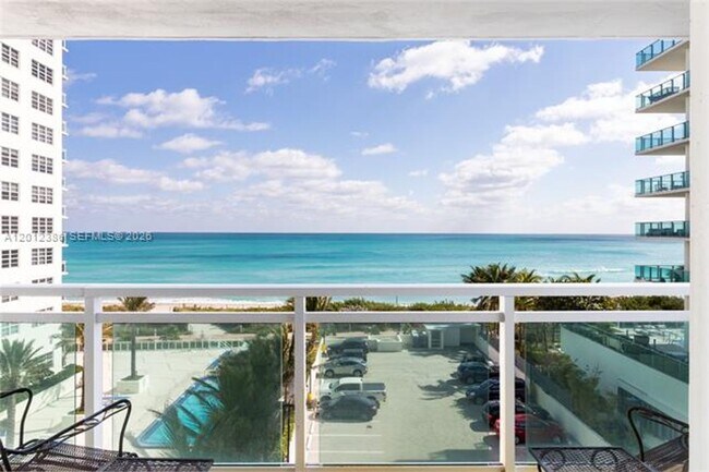 Foto del edificio - 6917 Collins Ave