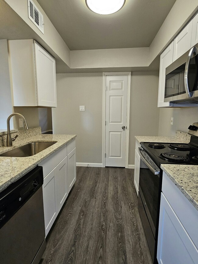 Foto del edificio - 2811 Woodbury Dr