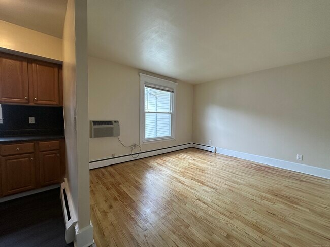 Building Photo - 205 Elm St