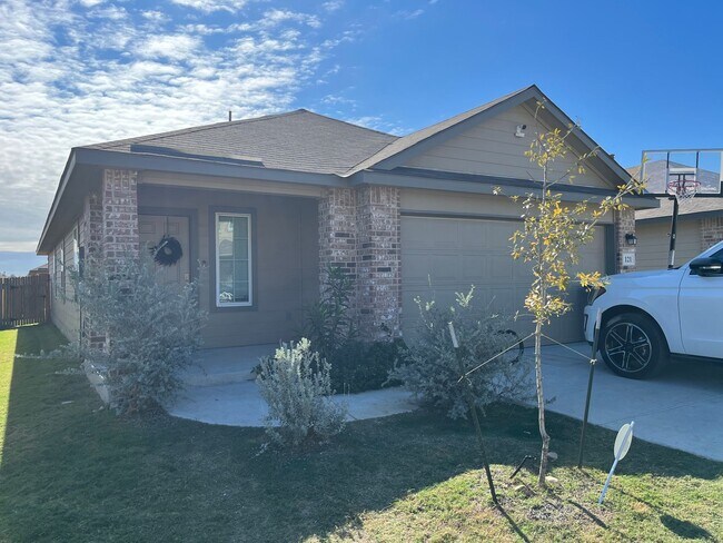 Foto del edificio - 121 Bunkers Hill, Floresville, TX. 78114