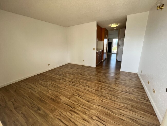 Building Photo - Westview Plaza 1 bedroom 1 bath with 1 ass...