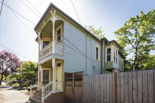 Building Photo - Wonderful Apartment! Water and Garbage inc...