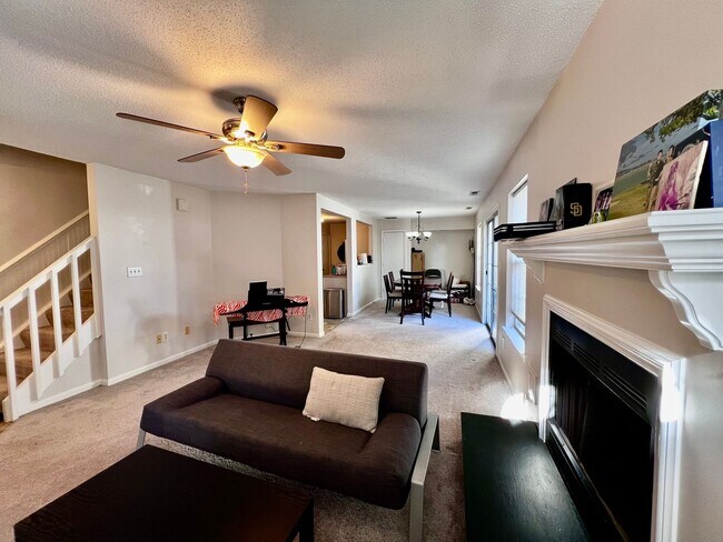 Foto del edificio - Beautiful 2-Bedroom End Unit Townhome in O...