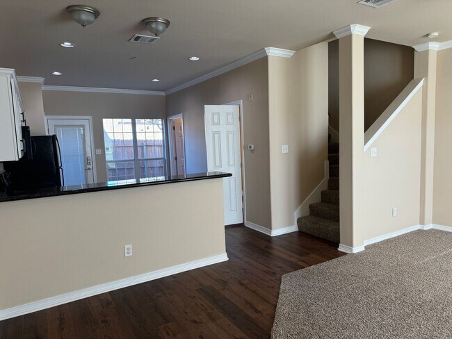 Foto del edificio - JULY MOVE IN - Spacious 3 Bedroom 3.5 Bath...