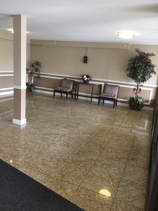 Foto del edificio - 9445 Kenton Ave