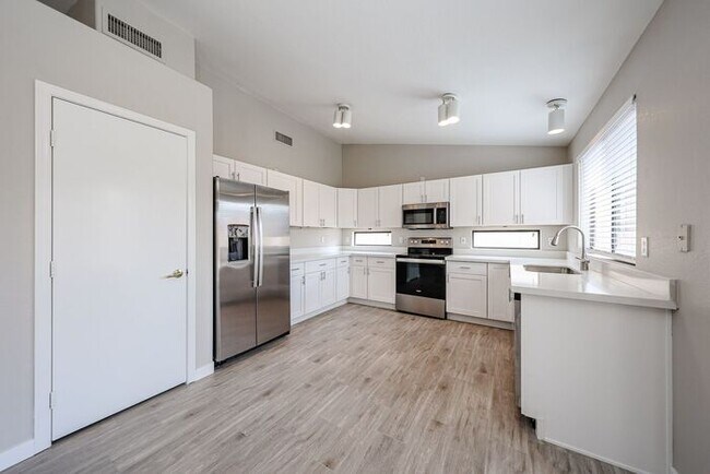 Building Photo - Welcome to this Charming 3 BEDROOM , 2 BAT...
