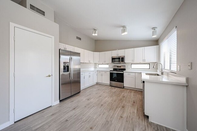 Foto del edificio - Welcome to this Charming 3 BEDROOM , 2 BAT...
