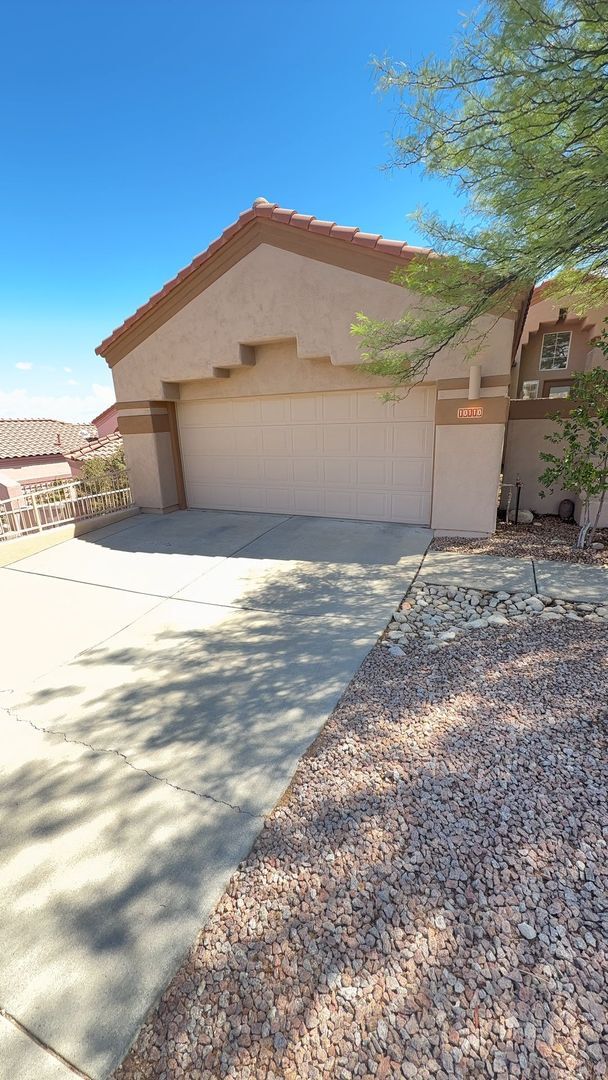 Building Photo - 10110 N Bighorn Butte Dr