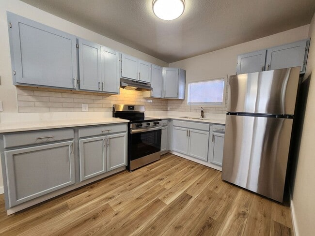 Building Photo - 1421 Anita St