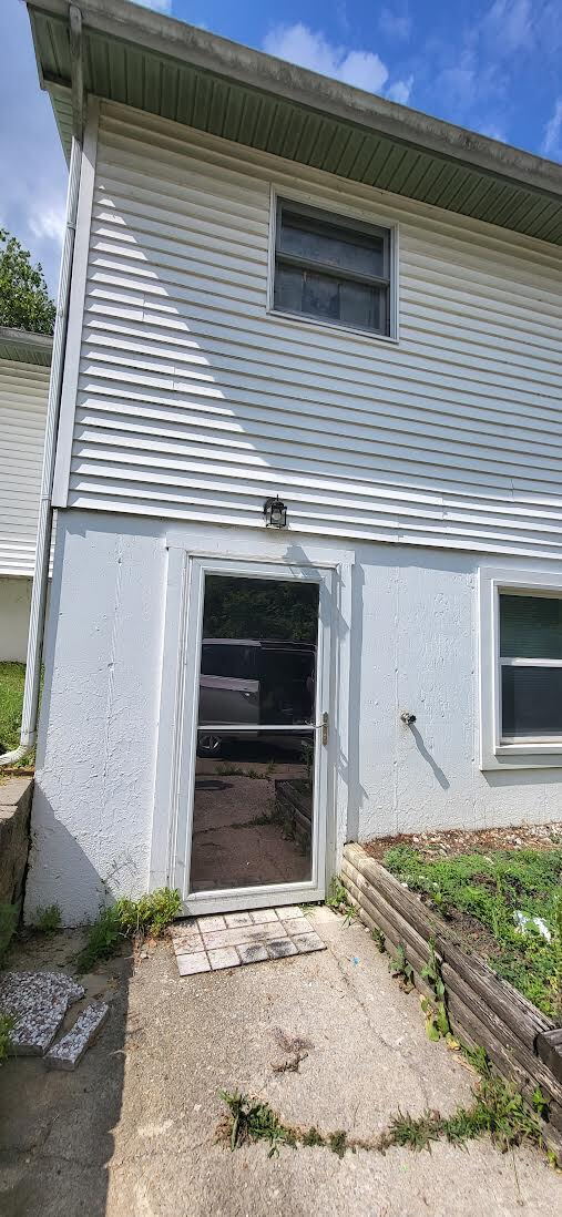 Building Photo - 2 Bed Single Level Apartment