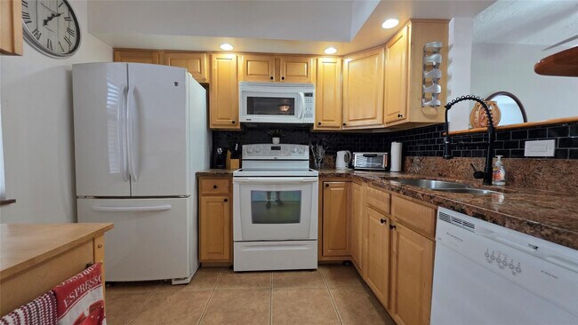 Foto del edificio - 2801 Somerset Dr