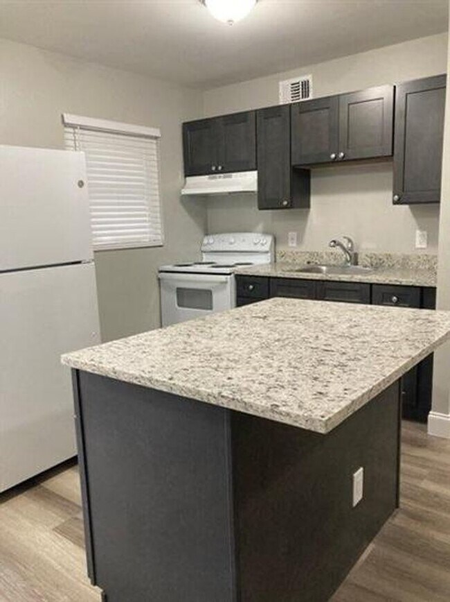 Foto del edificio - Newly Updated Apartments - Affordable and ...