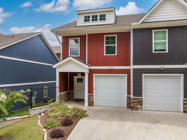 Building Photo - 3 Bed, 2.5 Bath - Avant End Unit