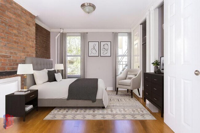 Foto del edificio - 118 E 7th St
