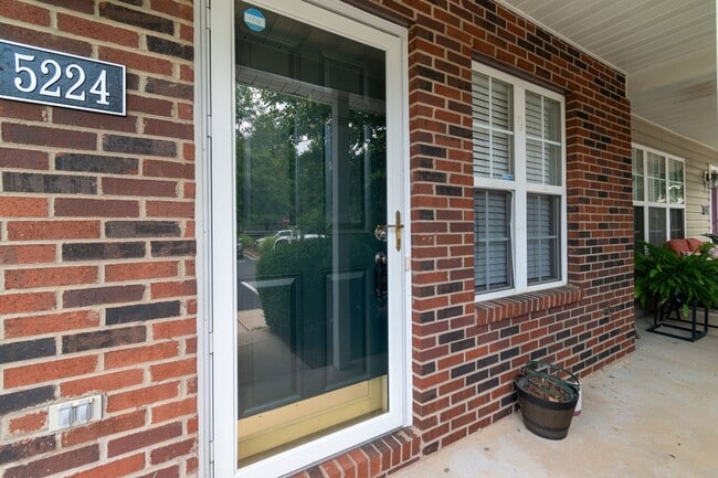 Building Photo - Charming 2-Bedroom Townhome in Prime Locat...