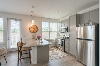 Building Photo - Commonwealth Apartments