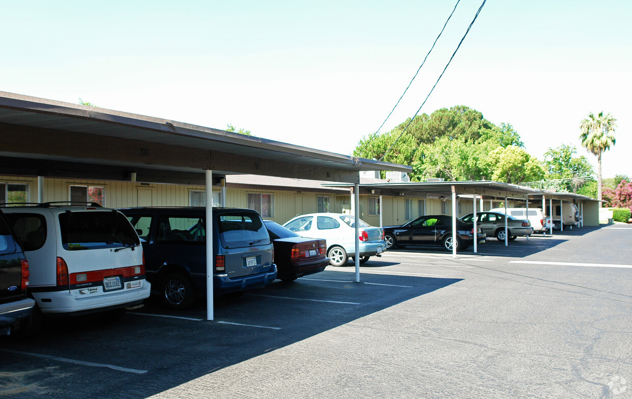 Cocheras - Coco Palms Apartments