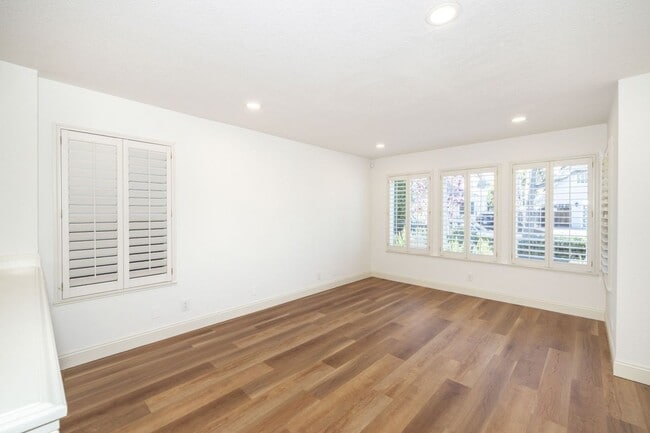Foto del edificio - Executive Home With Remodeled Bathrooms + AC in Old Palo Alto