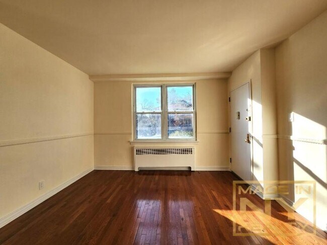 Foto del edificio - 2 bedroom in BAYSIDE NY 11361