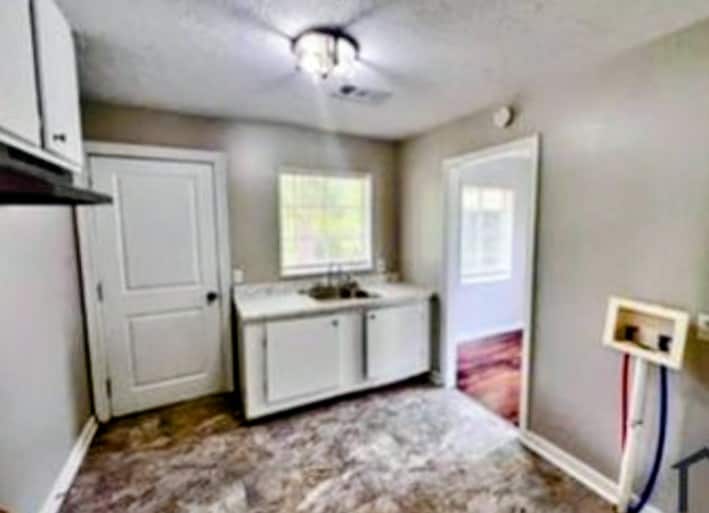 Building Photo - 1311 Fernwood Dr