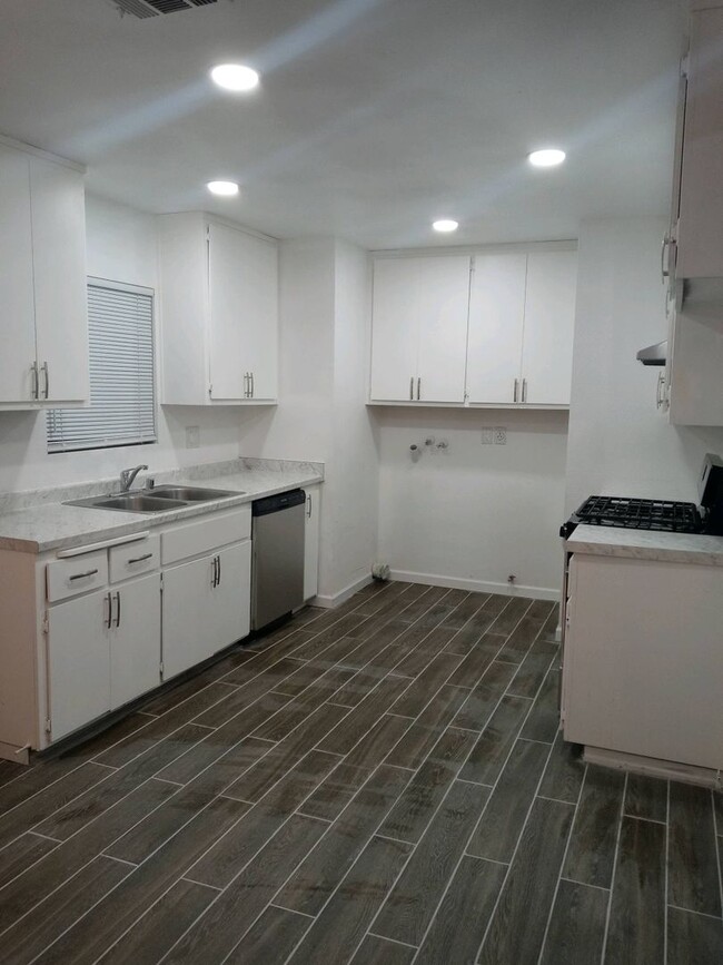 Building Photo - Upgraded 2b/1b duplex for rent!