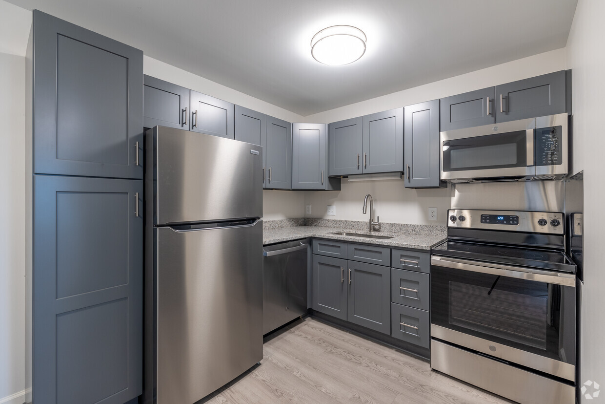 Luxury 2BR, 1BA - 1000SF - Kitchen - Balmoral Arms Apartments