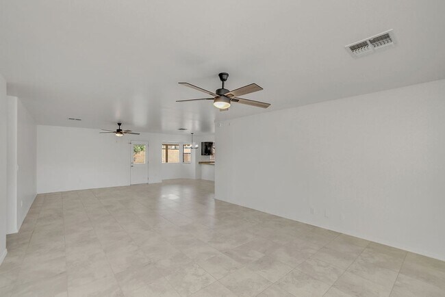 Foto del edificio - Gorgeous 4-Bedroom Home in Prime 85254 Loc...
