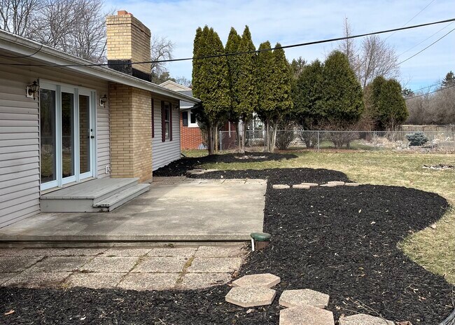 Building Photo - 1202 N Green Grove Rd