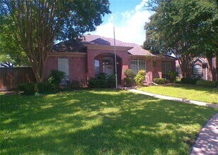 Building Photo - 8102 Luna Dr