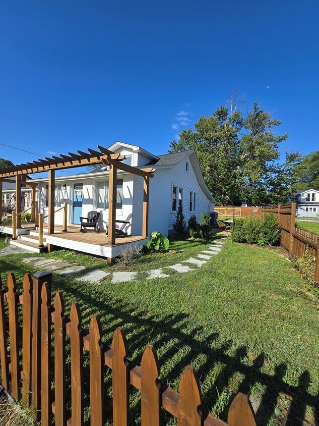 Primary Photo - Beautiful Bungalow In the Twin Beaches