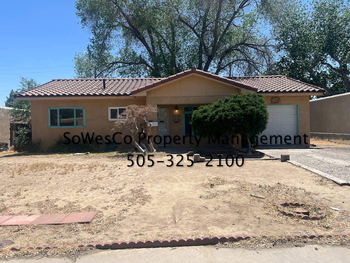 Primary Photo - Three Bedroom Home with Garage and Refrige...