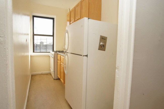 Building Photo - 253 E 181st St