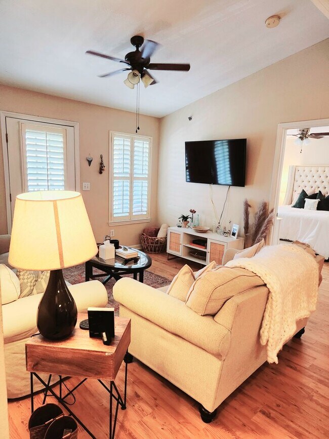 Building Photo - Welcome to Your Cozy New Home! 1 bedroom 1...