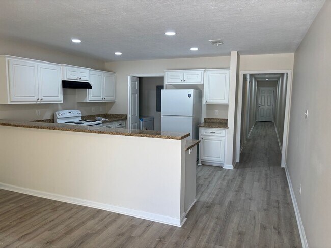 Building Photo - 717 Miller St