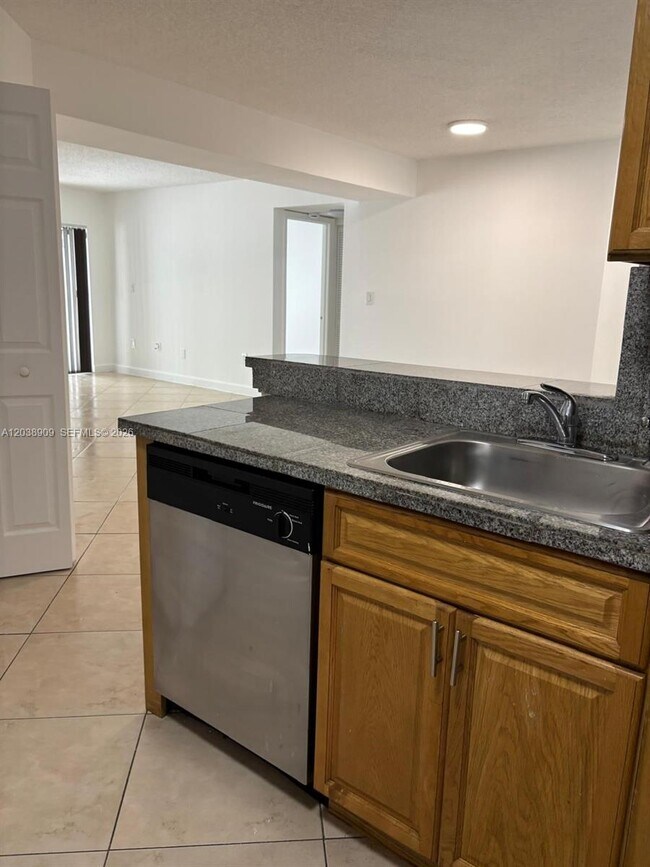 Foto del edificio - 6276 NW 186th St