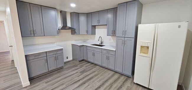 Building Photo - 2bed 1 bath 1 car garage Duplex home. 1mil...