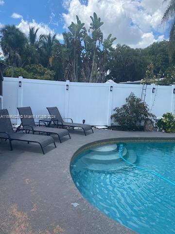 Foto principal - 898 E River Dr