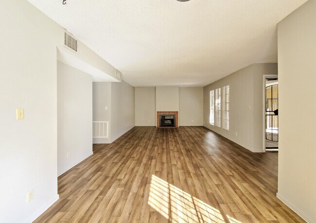 Foto del edificio - 4640 Koval Ln