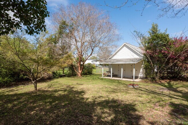 Building Photo - Students Welcome