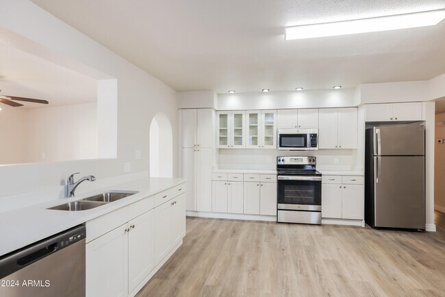Building Photo - 2708 W Acoma Dr