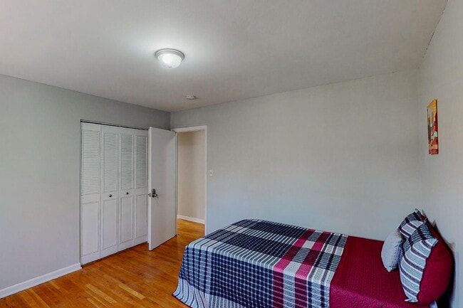 Building Photo - Spacious split-level home in Jonesboro