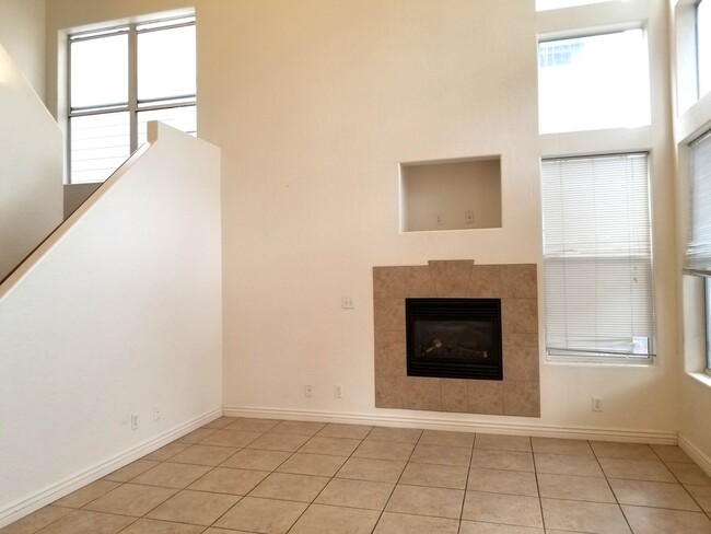 Foto del edificio - Westside 4 Bed, 2.75 Bath Townhouse w/Gara...