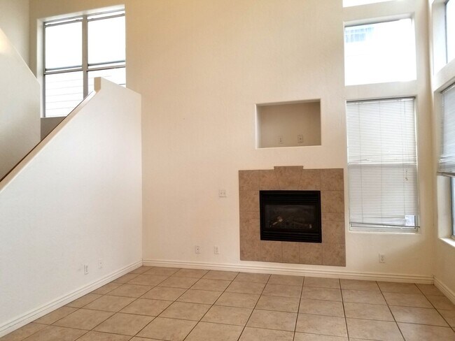 Foto del edificio - Westside 4 Bed, 2.75 Bath Townhouse w/Garage Next to NAU & CCC! Students OK! Avail. July 10th!